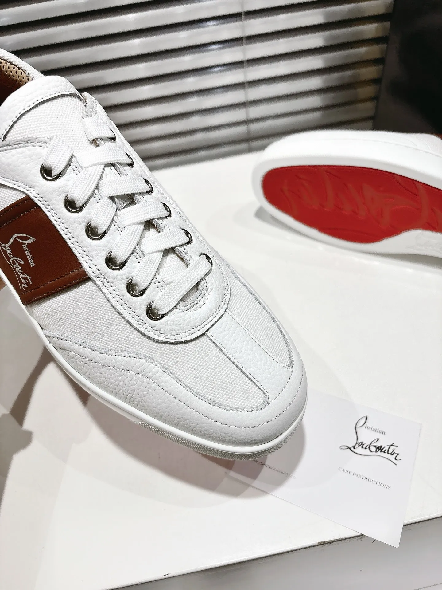 👟👟Ex-factory price 700👟👟 ╔Low top logo sports shoes╗ ·Top version customization·2025𝐬𝐬 𝑪𝒉𝒓𝒊𝒔𝒕𝒊𝒂𝒏 𝑳𝒐𝒖𝒃𝒐𝒖𝒕𝒊𝒏 Retero flat sneakers are smooth and crafted in white grained calfskin and canvas. It is decorated with a stylish side strap with the iconic Maison Christian Louboutin logo, contrasting with Cuoio brown leather for an effortlessly stylish look. This modern sneaker combines a retro '70s look with modern sophistication, featuring a flexible construction. ▪️No matter the last type, fabric, rhinestones, nails, lining, outsole, it is as close as possible to ZP... ▪️The original sole is specially provided by the original factory ▪️The lining is imported water-dyed cowhide ▪️Private customization time is about 3-7 days —————— Size: Women's 35M-41M Men's 38M-47M